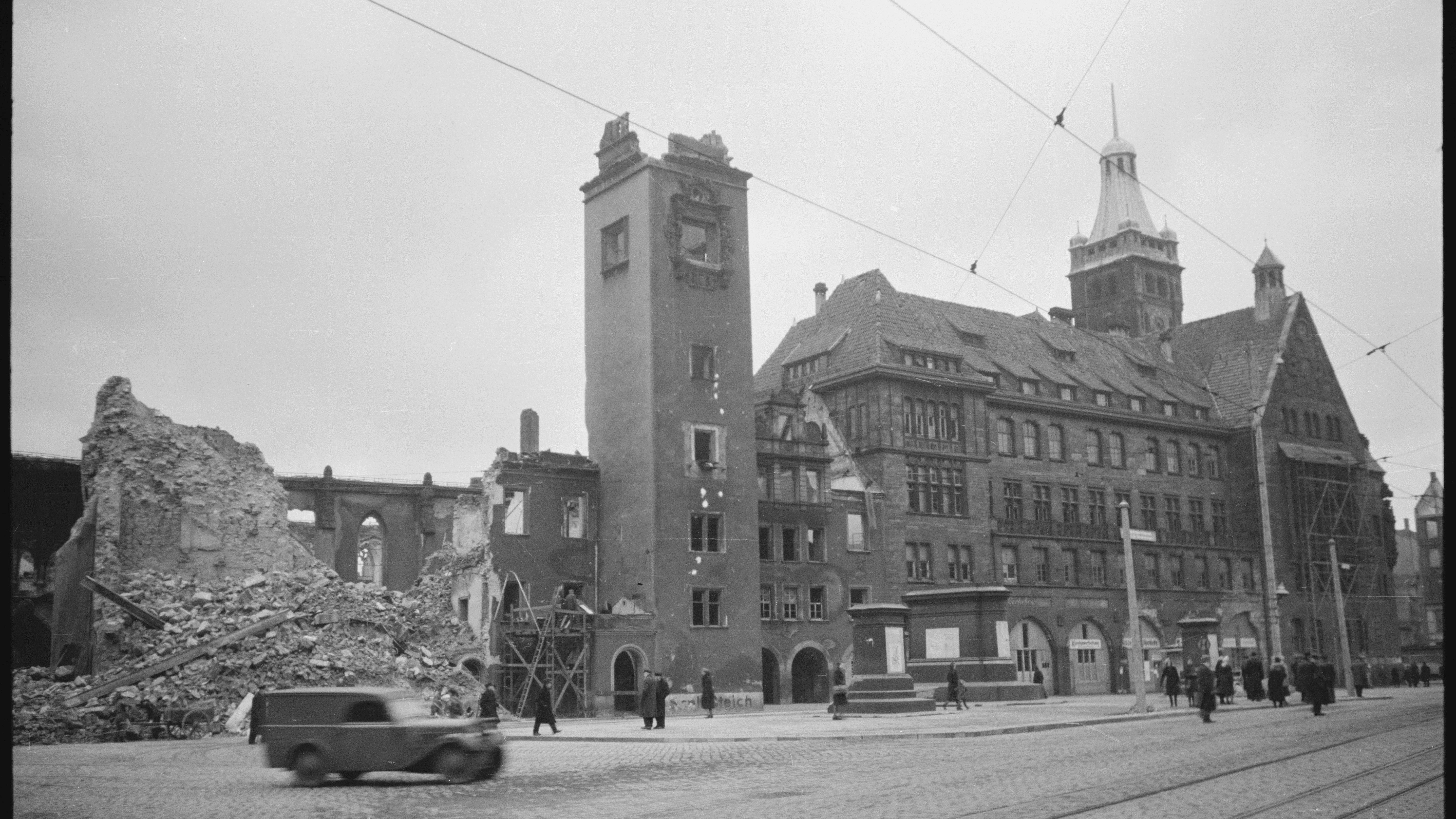 Chemnitz Rathaus nach dem Bombardement am 5. März 1 Chemnitz Rathaus nach dem Bombardement am 5. März 1945