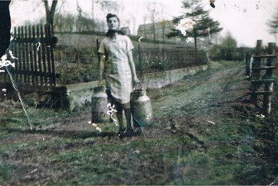 Foto Elfriede Arnold in der Landwirtschaft