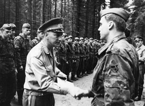 Heinz Kessler bei Truppenteilen der bewaffneten Organe