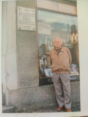 Erich Knorr vor einer Tafel für Willy Schockenbäumer in Burgstädt