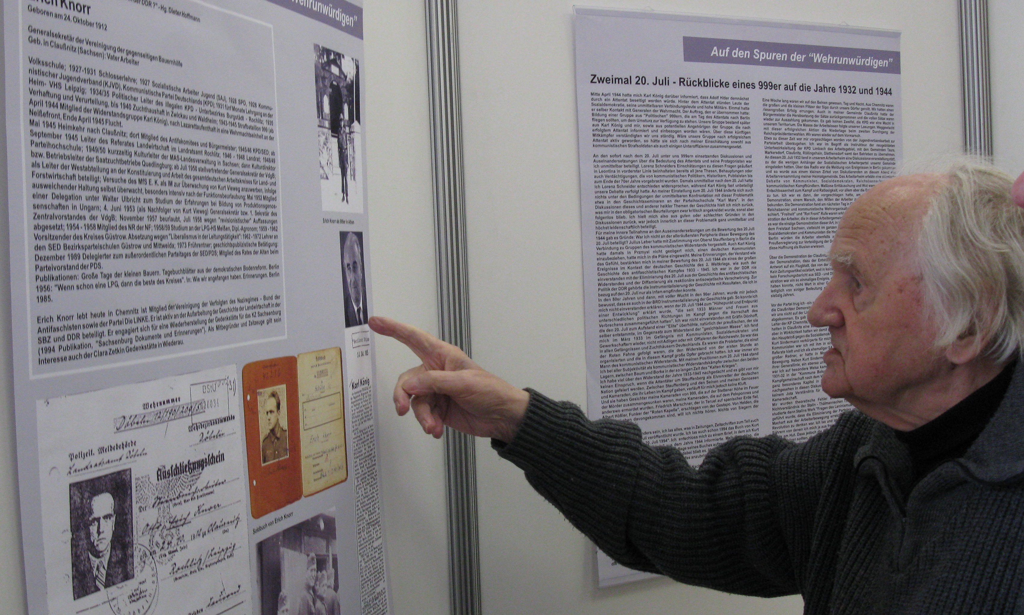 Erich Knorr, einer der 999er "Wehrunwürdigen" an den Ausstellungstafeln 
