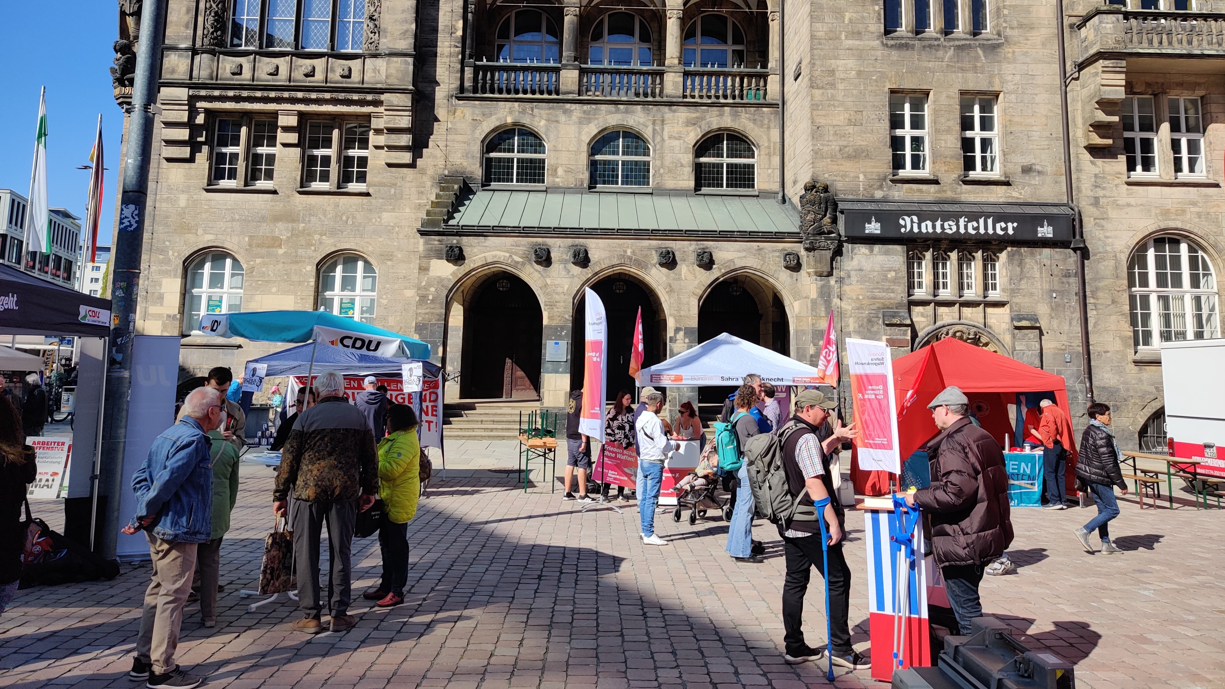 1. Mai 2026 in Chemnitz - Im Vordergrund Stand VVN BdA Chemnitz