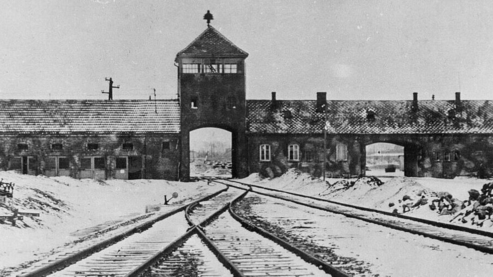 Eingang zum Vernichtungslager Auschwitz