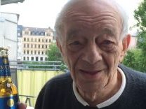 Justin Sonder in den 2020er Jahren in seiner Wohnung auf dem Kassberg Justin Sonder in den 2020er Jahren in seiner Wohnung auf dem Kassberg