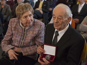 Justin Sonder und seine Frau bei der Verleihung