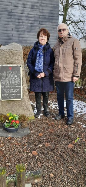 Ehrung von Anton Erhhardt von Mitgliedern des VVN BdA Chemnitz Ehrung von Anton Erhhardt von Mitgliedern des VVN BdA Chemnitz